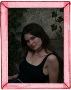 photographie avec un cadre rose dessiné