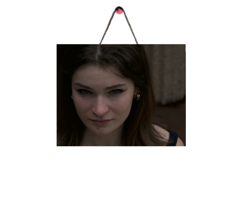 photographie accroché par un fil dessiné